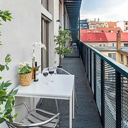 Loft With 3 Bedrooms Near Karlinska Square Prága