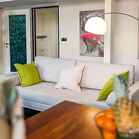 Hotel Loft With 3 Bedrooms Near Karlinska Square 4*